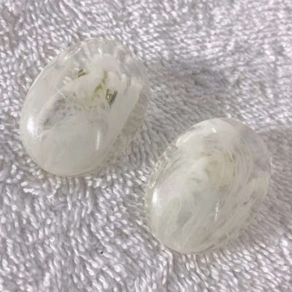 Vintage Marbled Clear Cream Plastic Oval  Clip On Earrings - Picture 1 of 7